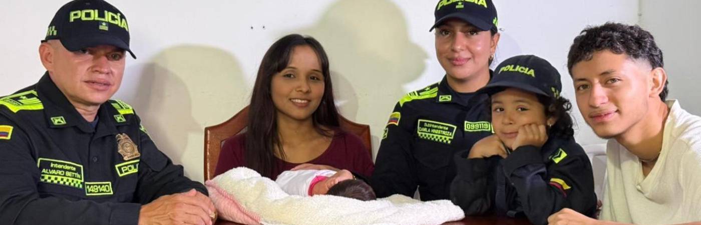 De derecha a izquierda: Álvaro Betín, intendente de la Policía; Diana Isabel Vélez junto a la pequeña Gabriela; la subintendente Camila Hinestroza, la hija menor y Rafael Ávila. FOTO: POLICÍA 