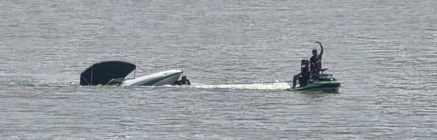 Momento del rescate de las 10 personas que naufragaban en aguas del mar Caribe. FOTO: CORTESÍA FUERZA NAVAL DEL CARIBE
