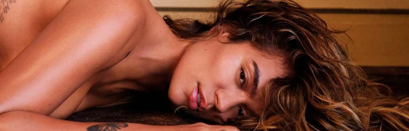 La sesión, que se hizo en Los Ángeles (EE. UU.), tiene fotos en ropa interior y topless (semidesnudo). FOTOS: IG @karolg @playboy @graysorrenti