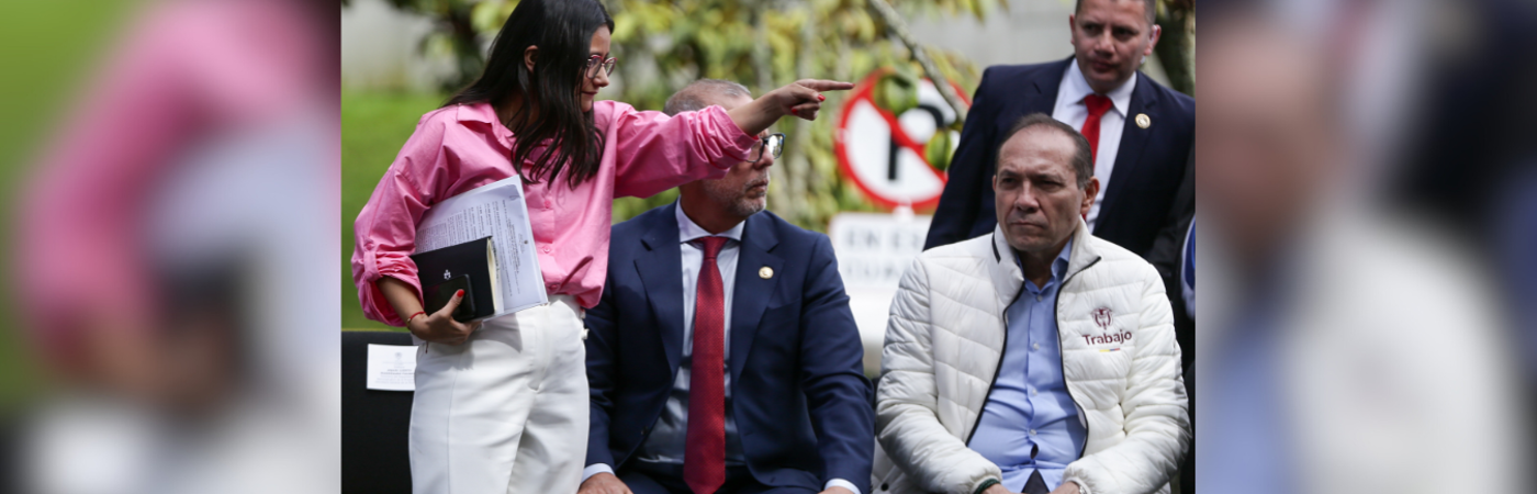 En la imagen Angie Rodriguez, directora del Dapre, y Antonio Sanguino, saliente ministro de Trabajo/FOTO: COLPRENSA