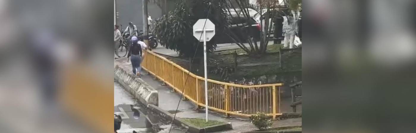 Momento en que se realizaba el levantamiento del cuerpo. FOTO: CAPTURA DE VIDEO CORTESÍA DENUNCIAS ANTIOQUIA
