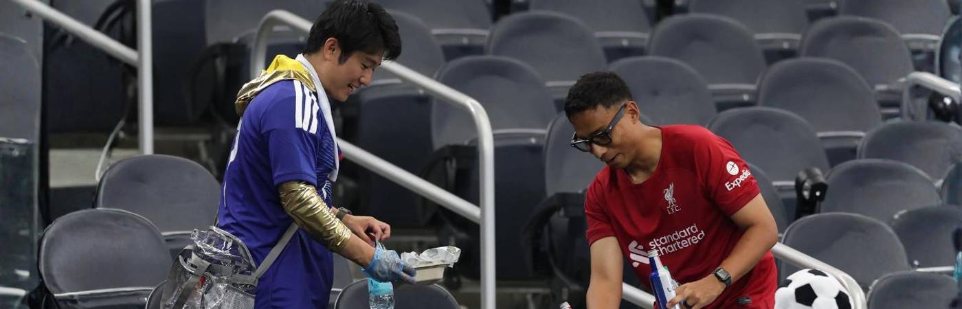 Hasta los niños participaron de la limpieza. FOTO: CAPTURA DE VIDEO X @FIFAcom
