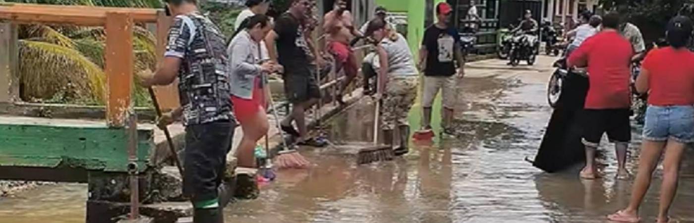 Horas después de las inundaciones, la comunidad ayudó con las labores de limpieza. FOTO: TOMADO DE FACEBOOK ALCALDÍA DE CARACOLÍ