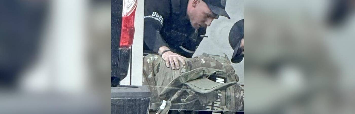 Así quedó captado en cámara el momento en que compañeros atienden a uno de los uniformados víctima del ataque. FOTO: TOMADA DE X @ZURITACARPIO