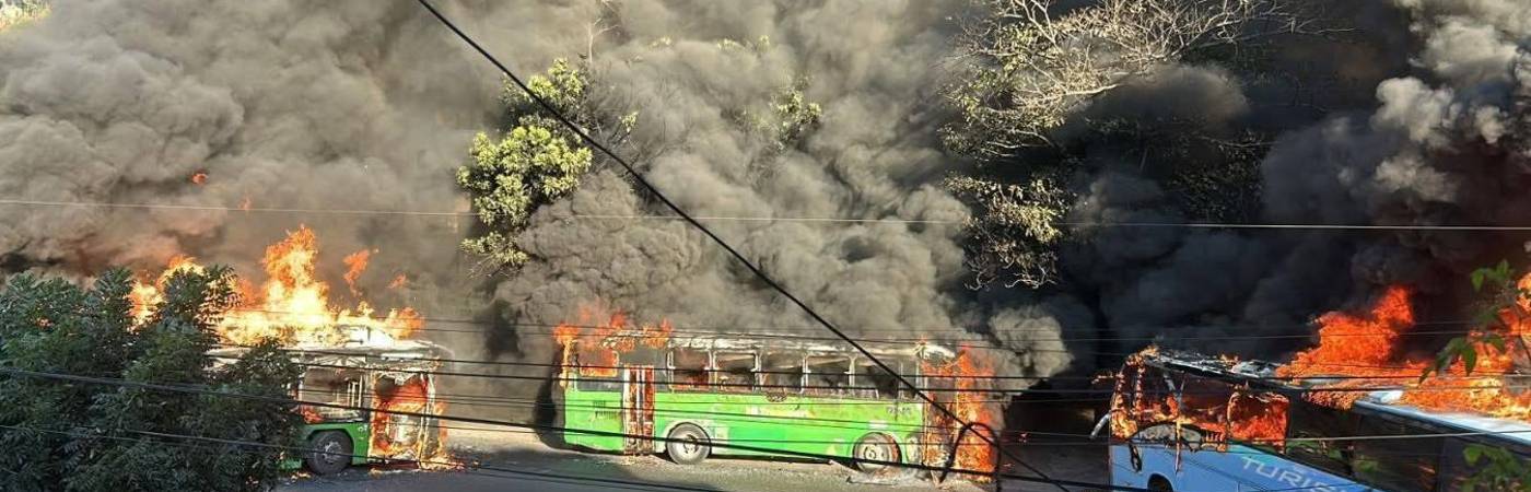 Incendio vehículos en México tras conocerse la muerte del jefe de cártel Jalisco Nueva Generación. FOTO: REDES SOCIALES