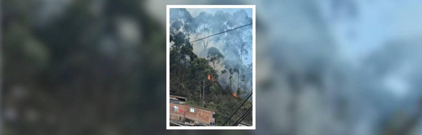 Un incendio fue provocado, según el alcalde, por manos criminales en los desalojos en Manrique. FOTO: CORTESÍA - H13 NOTICIAS