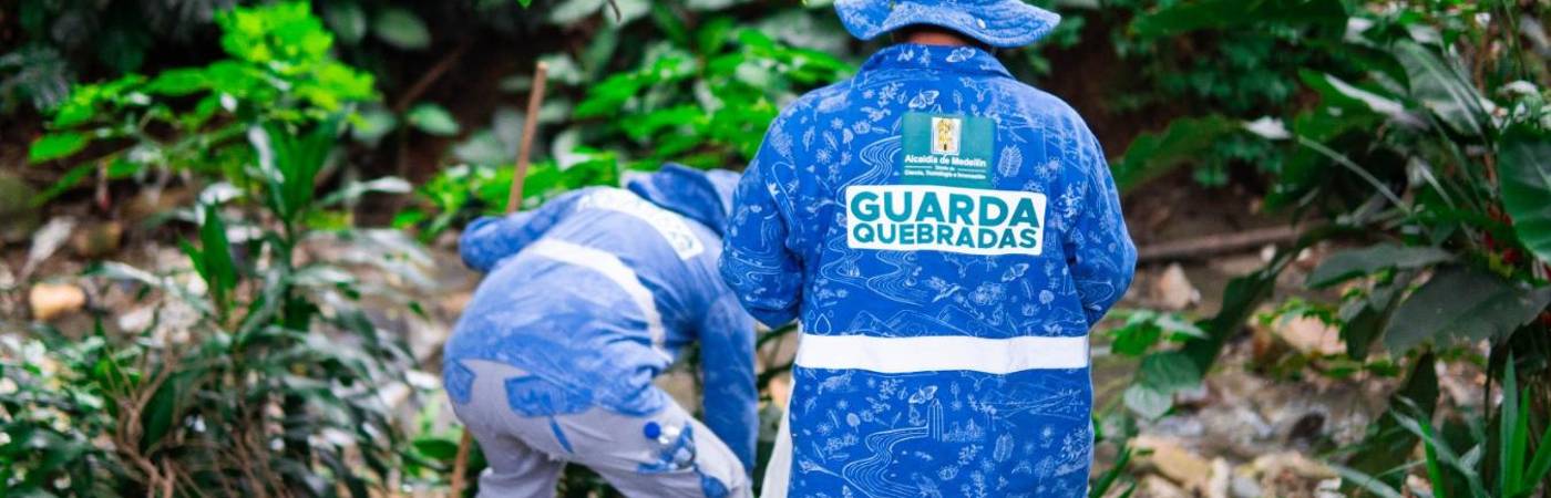Los guardaquebradas ayudan a limpiar el río, y realizan actividades pedagógicas y de concientización. FOTO: ALCALDÍA DE MEDELLÍN 