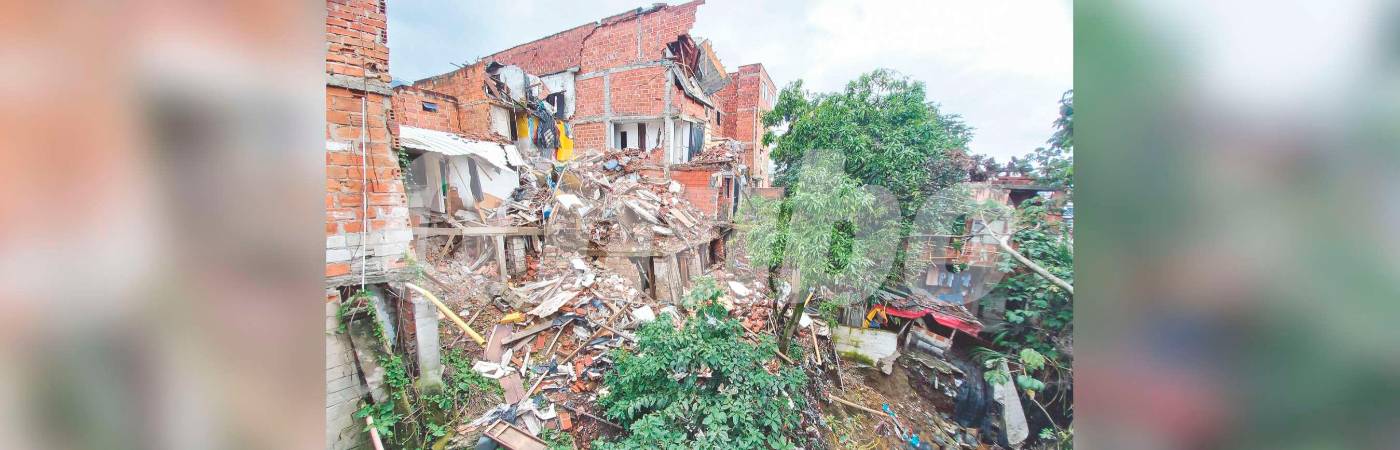 Así luce la parte posterior de las viviendas afectadas. Es cuestión de tiempo para que terminen de caer las viviendas. /FOTO: MAURICIO ANDRÉS PALACIO BETANCUR