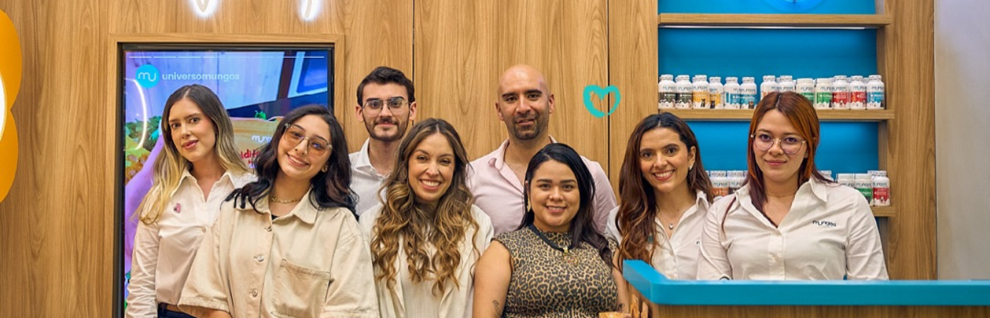 Andrés Múnera (atrás centro) y parte de su equipo de trabajo en la nueva tienda Mungos. / FOTO: CORTESÍA MUNGOS