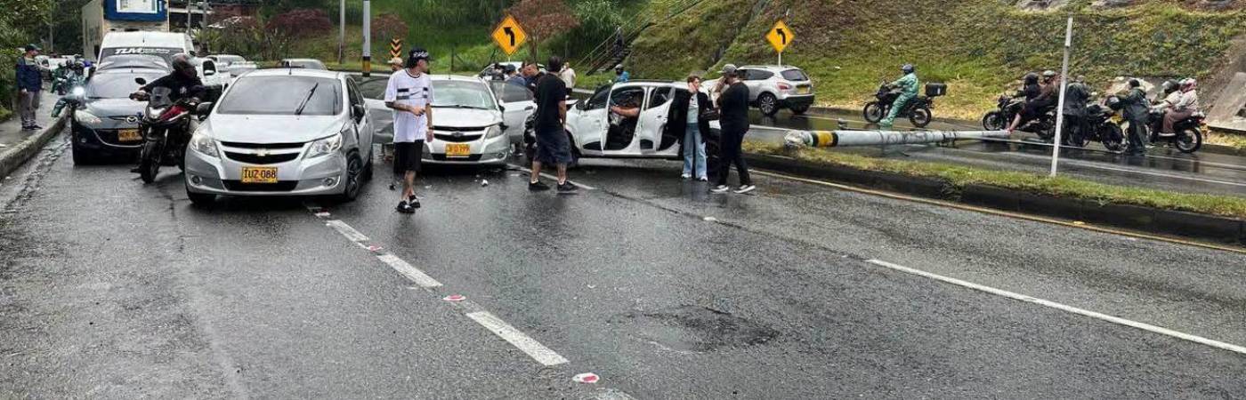 El accidente habría sido generado por un vehículo que perdió el control. FOTO: TOMADA DE FACEBOOK DENUNCIAS, MOVILIDAD Y NOVEDADES CALDAS