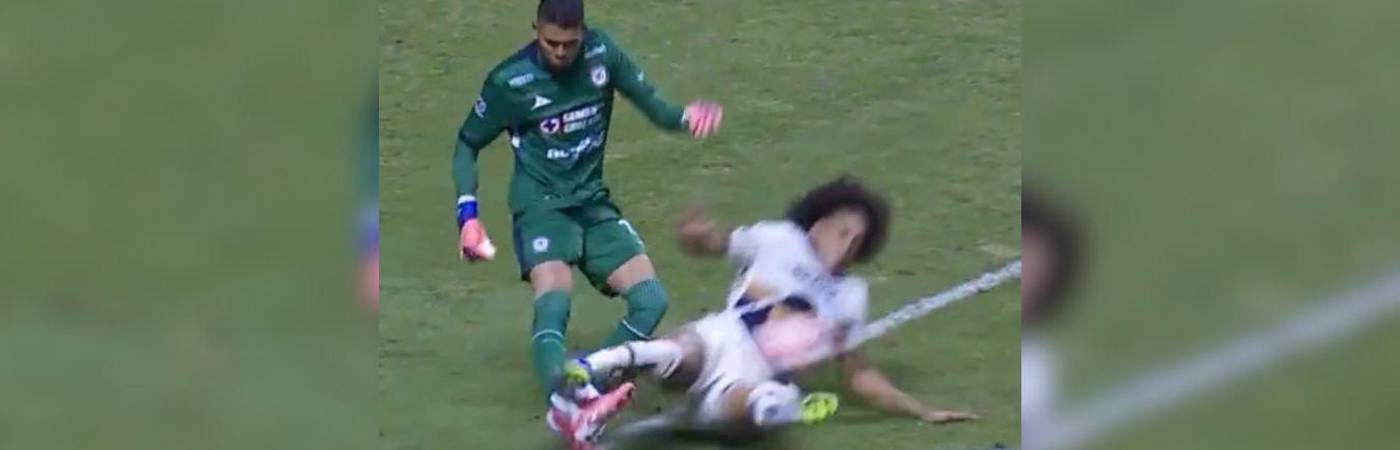 Kevin Mier salió lesionado en el partido frente a Pumas Unam. /FOTO: CAPTURA DE VIDEO
