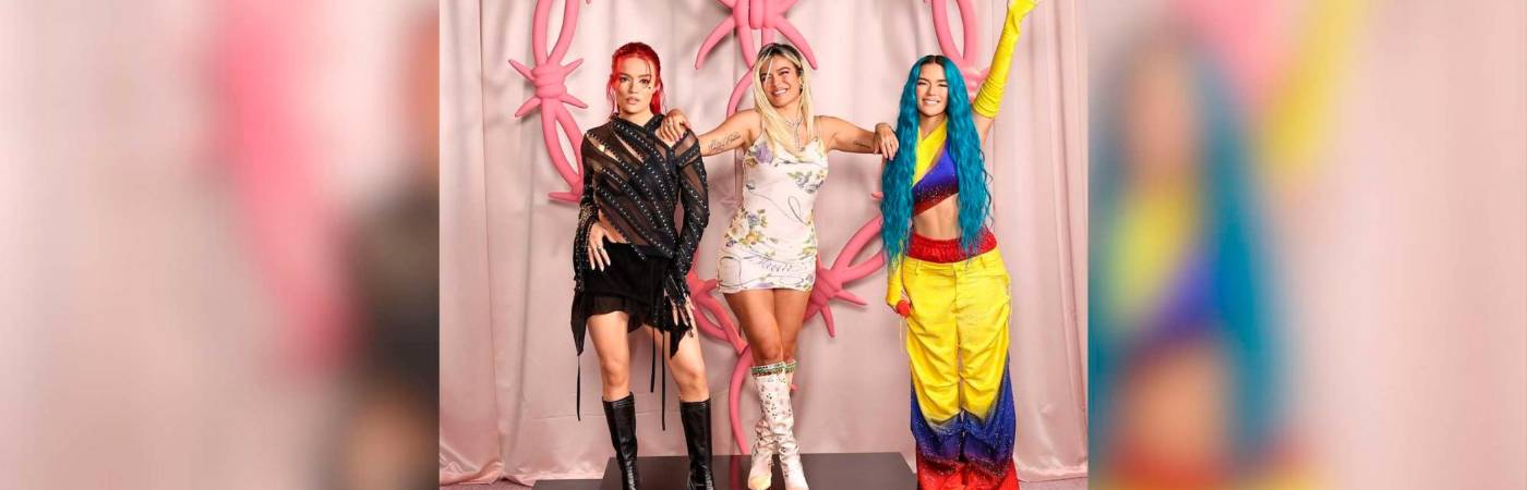 Karol G junto a sus dos estatuas de cera. /FOTO: REDES SOCIALES