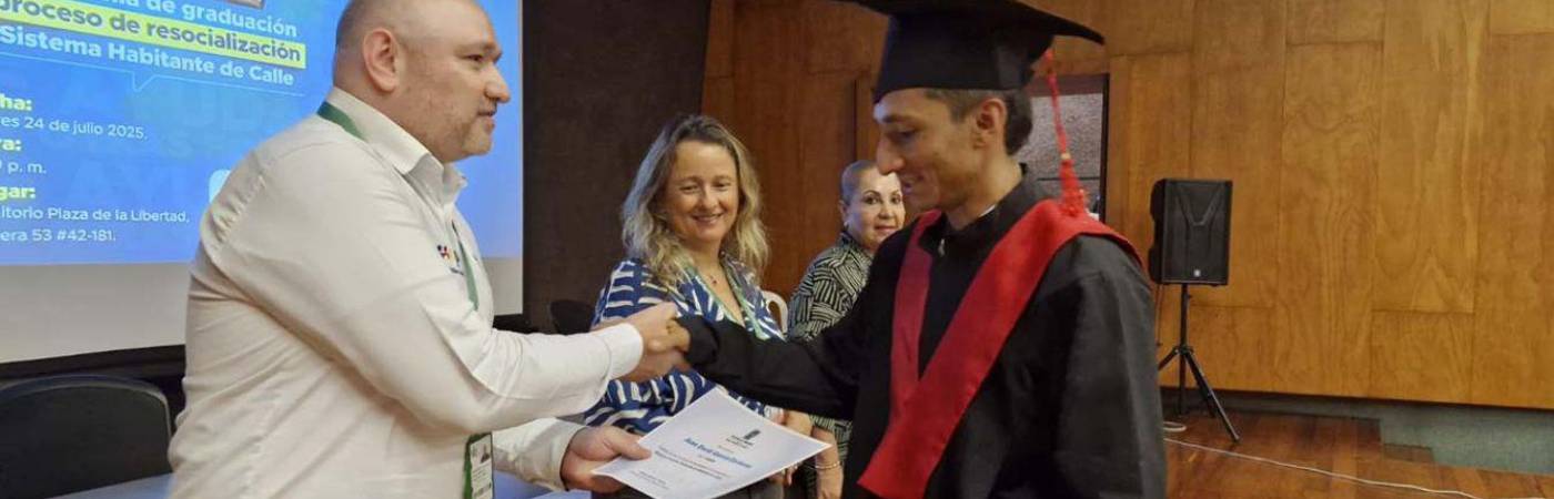 De los 38 exhabitantes de calle graduados, ya el 42 % consiguió un trabajo formal y el 24 % trabaja de manera informal. / FOTO: CORTESÍA ALCALDÍA DE MEDELLÍN