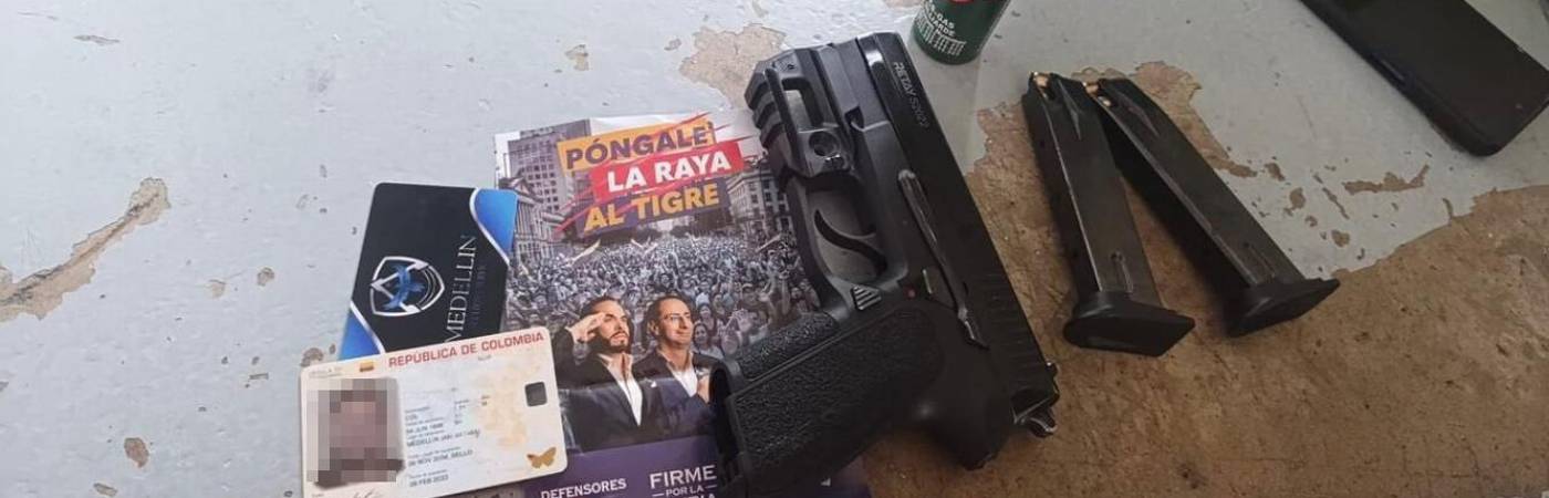 Armas, munición, gas pimienta y otros elementos le fueron encontrados. FOTO: CORTESÍA DENUNCIAS ANTIOQUIA