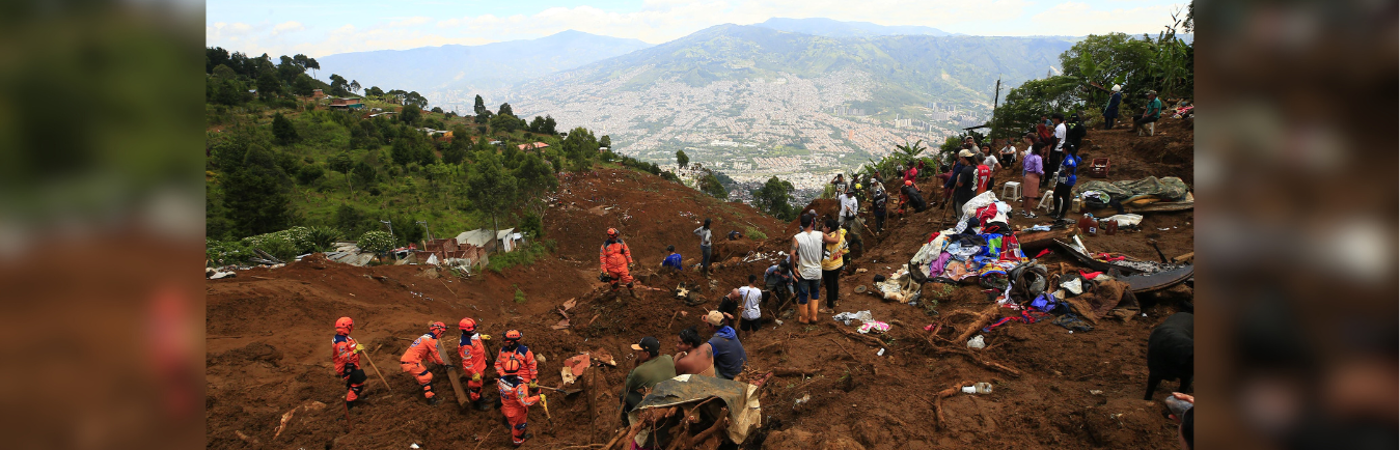 Comunidad, bomberos, Defensa Civil y Policía trabajan para hallar a los desaparecidos. /FOTO: CAMILO SUÁREZ