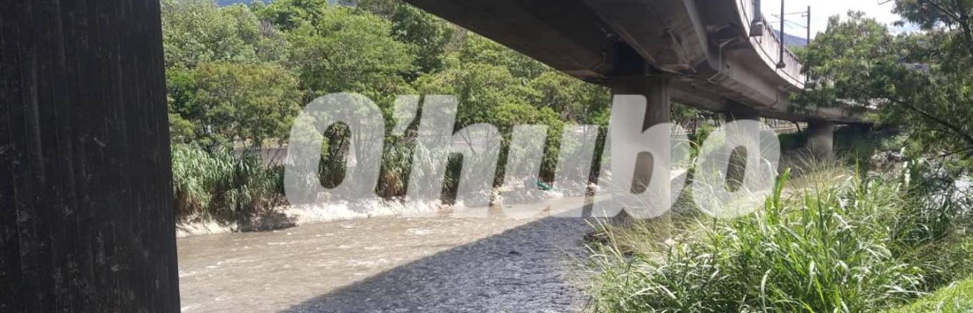 En este punto del río Medellín fue de donde recuperaron el cuerpo del hombre asesinado. FOTO: GUILLERMO OSPINA