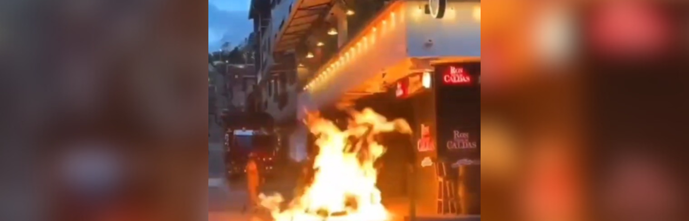 Mujer incendió una moto en plena vía pública de San Roque. /FOTO: CAPTURA DE VIDEO DENUNCIAS ANTIOQUIA