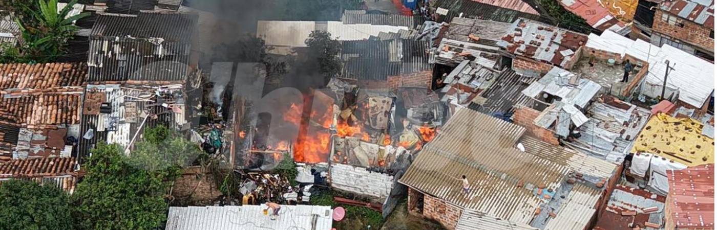 Así quedaron las viviendas afectadas tras el incendio en Andalucía. FOTO: CORTESÍA @gemelosdronplay