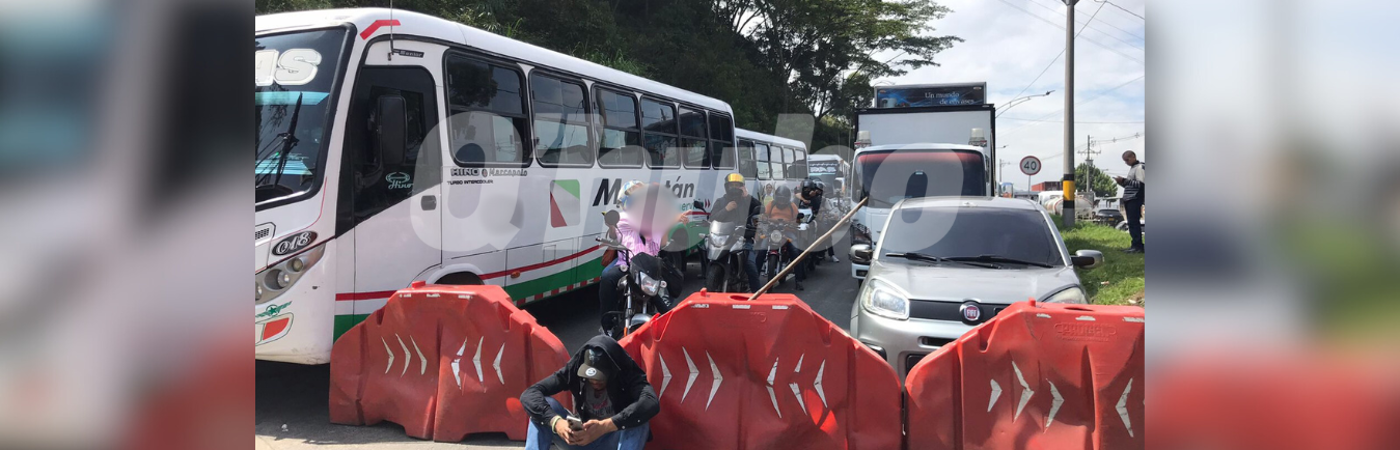 Bloqueo de buses de Caldas y La Estrella. /FOTO: LAURA ROSA JIMÉNEZ VALENCIA