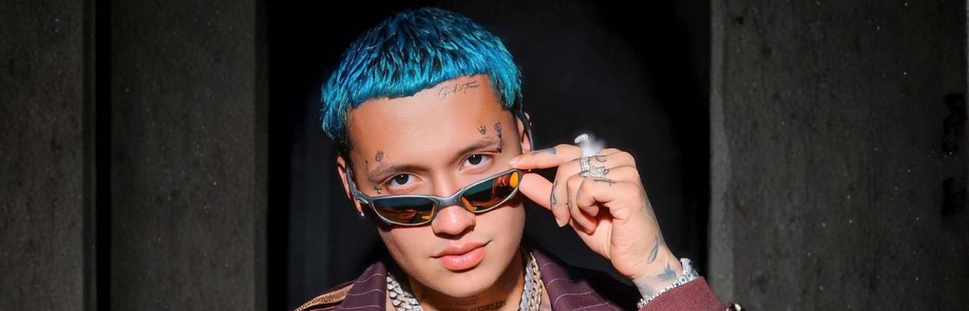 Blessd reguetonero antioqueño. FOTO: INSTAGRAM @blessd - IA CANVA