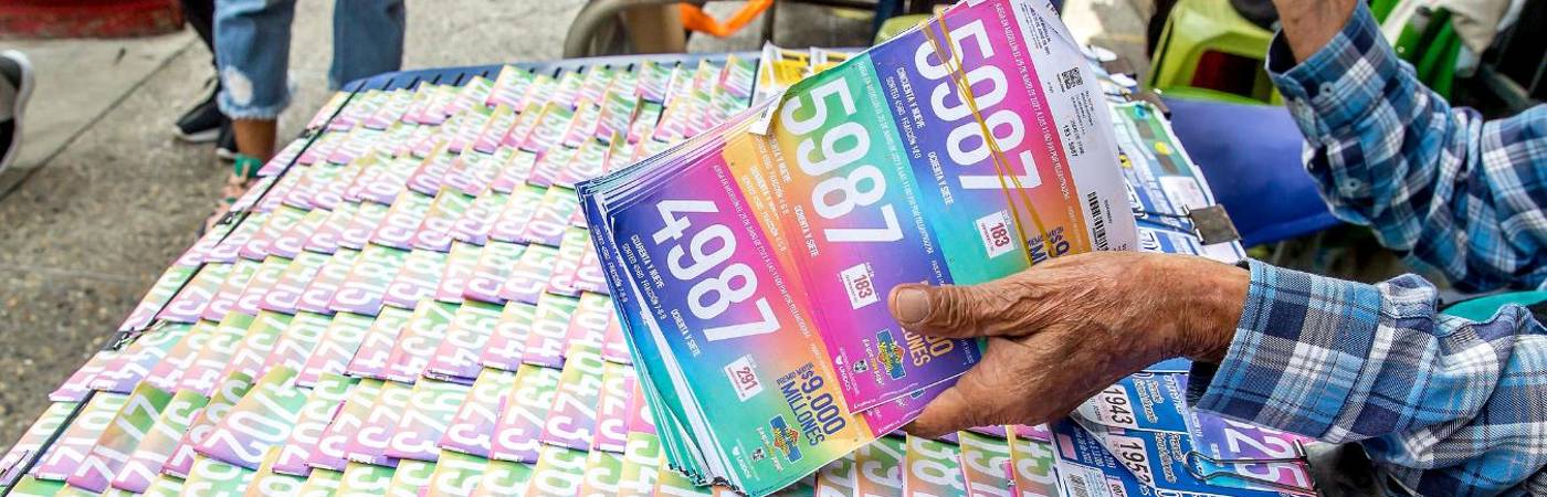 Venta de loterías en el centro de Medellín. FOTO: ARCHIVO – JUAN ANTONIO SÁNCHEZ