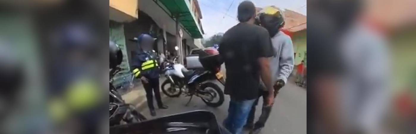 Altercado entre motociclistas con presencia de agentes de tránsito, en Bello (Antioquia). FOTO: CAPTURA DE VIDEO TOMADA DE X @RUIDIAZ_DDHH
