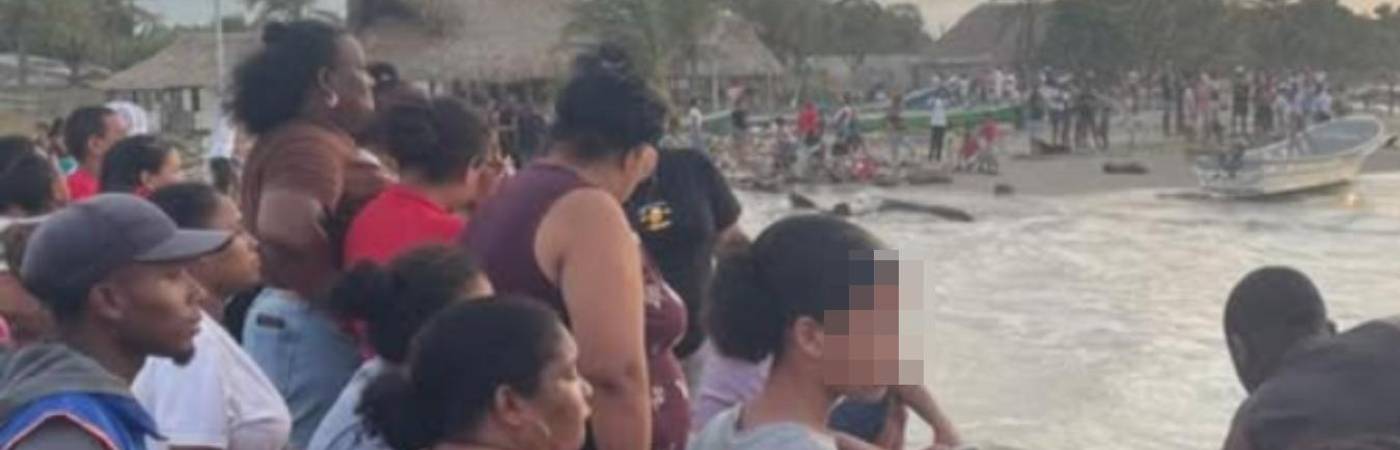 La multitud se acercaba a la playa tras el hallazgo del cuerpo sin vida de la niña de 14 años. FOTO: TOMADA DE FACEBOOK RIONOTICIAS.CO