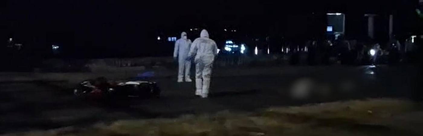 Levantamiento del cuerpo. FOTO: CAPTURA DE VIDEO CORTESÍA DENUNCIAS ANTIOQUIA