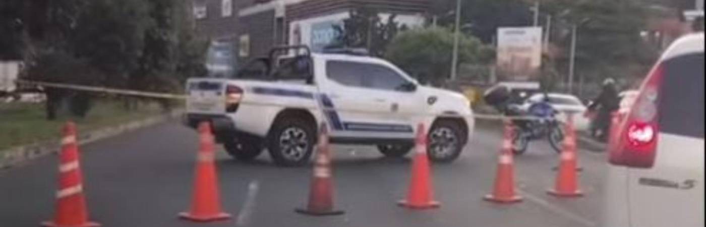 Tras el tiroteo, la avenida Regional fue cerrada desde Viva Envigado, lo que generó un trancón que se extendió casi hasta la variante a Caldas. FOTO: CAPTURA DE VIDEO PRENSA PAISA