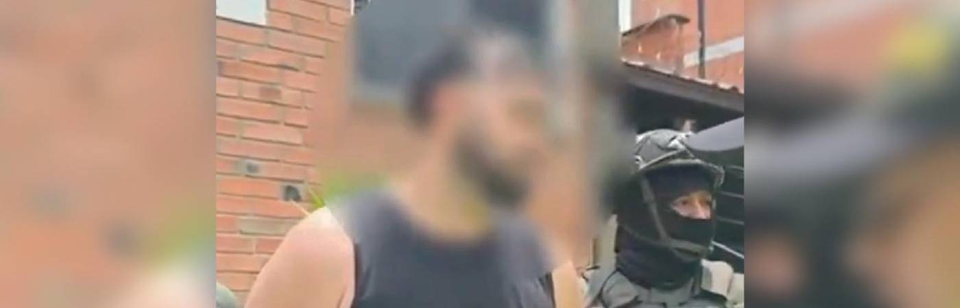 Este es el momento en que miembros de la Policía Nacional capturaron al estadounidense en una acera de la comuna Laureles - Estadio. FOTO: TOMA DE VIDEO - POLICÍA NACIONAL