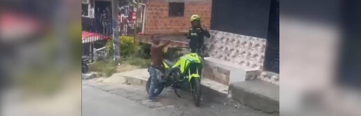 Momento en que el hombre amenazaba a los policías con cuchillo. /FOTO: CAPTURA DE VIDEO