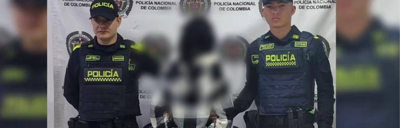 La mujer habría intentado autolesionarse, pero su hijo la detuvo. FOTO: CORTESÍA POLICÍA METROPOLITANA