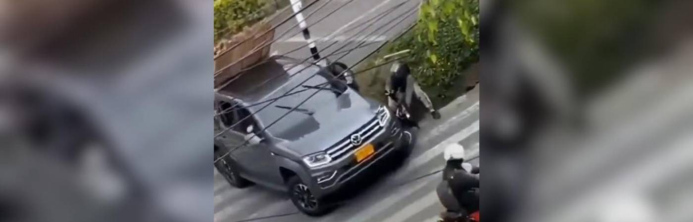 Momento en que la camioneta se llevó por delante la moto de los fleteros. /FOTO: CAPTURA DE VIDEO - DENUNCIAS ANTIOQUIA