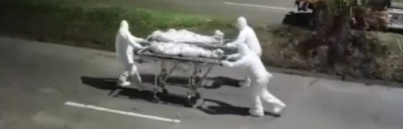 Levantamiento de los cuerpos de habitantes de calle. FOTO: CAPTURA DE VIDEO CORTESÍA