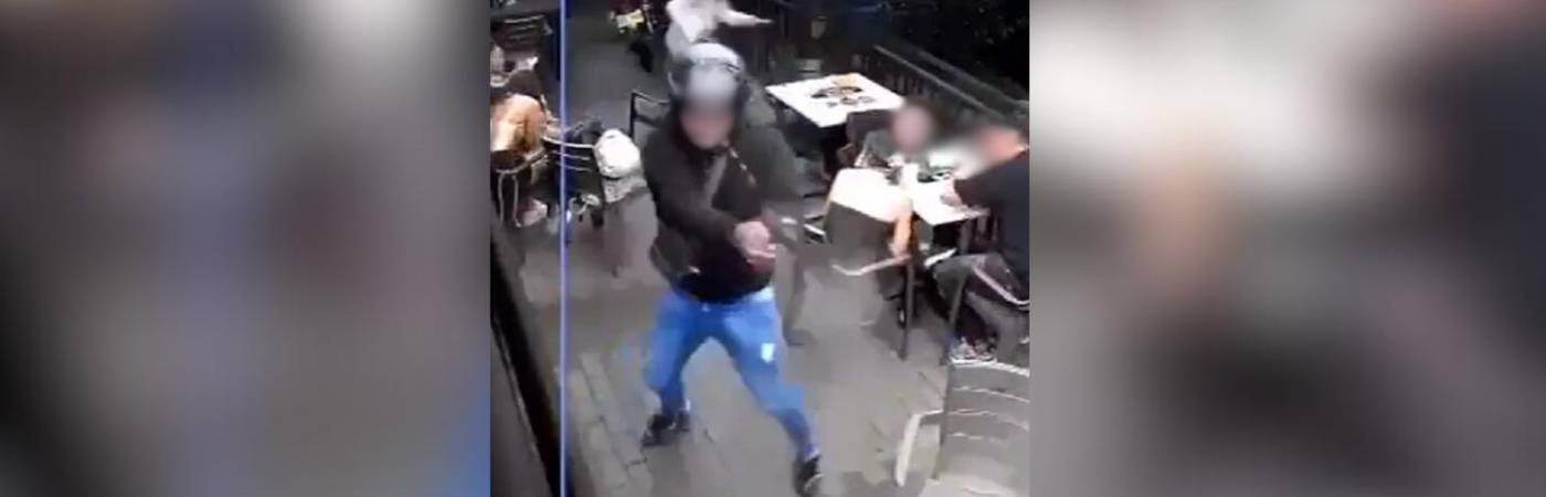 Asalto en establecimiento del exfutbolista Elkin Blanco en Medellín. Él resultó herido y su amigo falleció. FOTO: CAPTURA DE VIDEO REDES SOCIALES