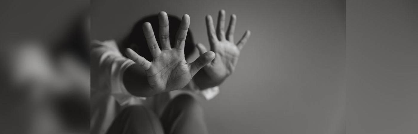 Habría dormido a una mujer trans para abusar de ella y la encerró por 6 días