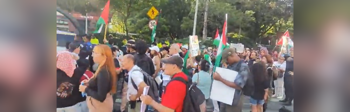 Manifestantes en la avenida El Poblado contra la guerra en Medio Oriente. /FOTO: CAPTURA DE VIDEO CARACOL RADIO.