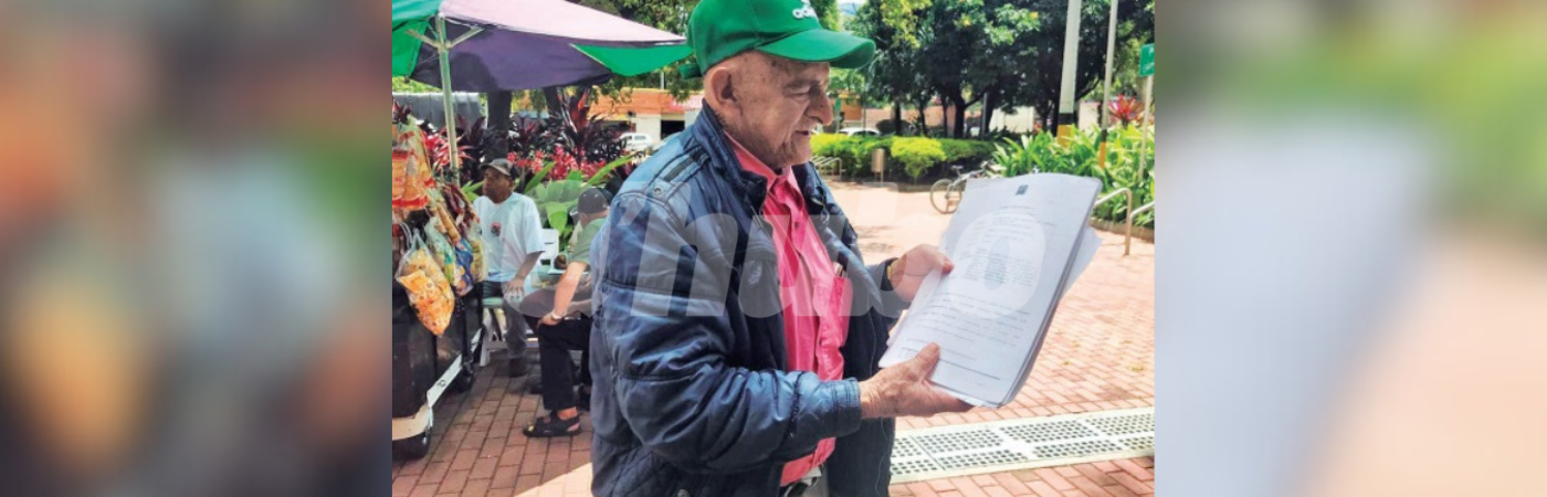 Jorge Antonio anda con la historia clínica de su hija para ver si así logra que le den los medicamentos. / FOTO: LAURA ROSA JIMÉNEZ V