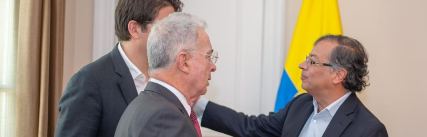 Álvaro Uribe (centro) y Gustavo Petro (der.). / FOTO: COLPRENSA