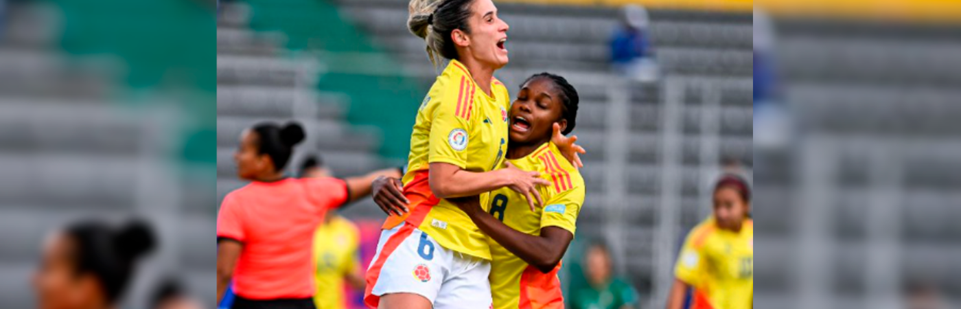 La antioqueña Daniela Montoya (izq.) marcó doblete en el duelo ante las bolivianas. /FOTO: X @CopaAmerica