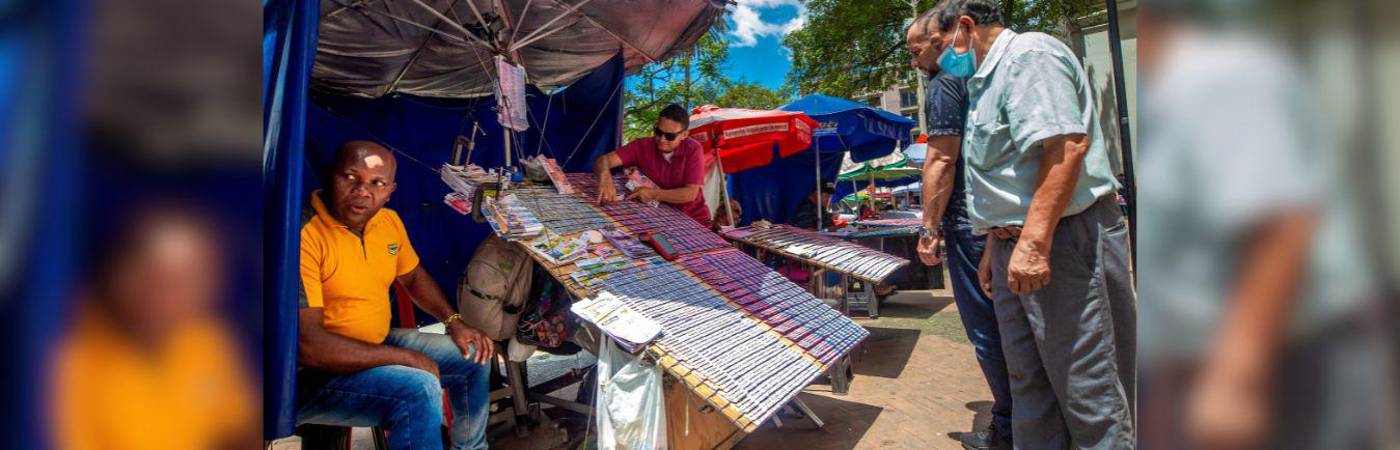 Venta de chances y loterías en el Parque Berrío de Medellín. / FOTO: ARCHIVO – CAMILO SUÁREZ