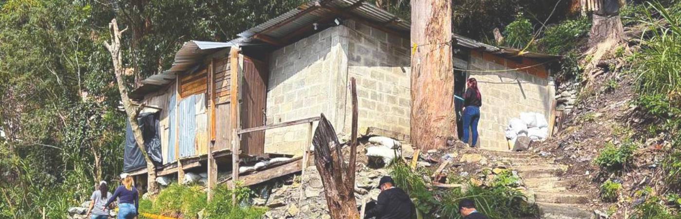 Las sensibilizaciones se han hecho en los 65 puntos críticos, pero en las últimas horas recorrieron las laderas del barrio El Picacho, en la comuna Doce de Octubre. / FOTO: CORTESÍA