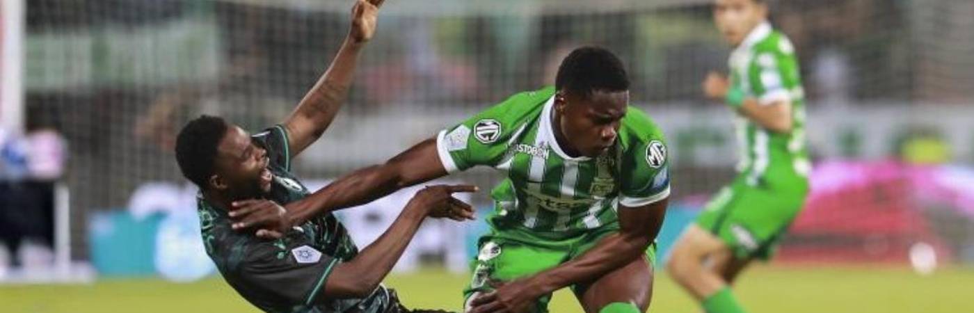 Néider Parra (der.) en una jugada contra Avilés Hurtado. FOTO: MANUEL SALDARRIAGA