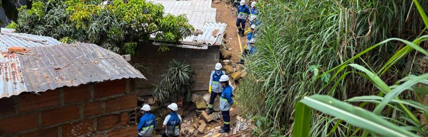 Evacuación familias en Manrique. FOTO: ALCALDÍA DE MEDELLÍN