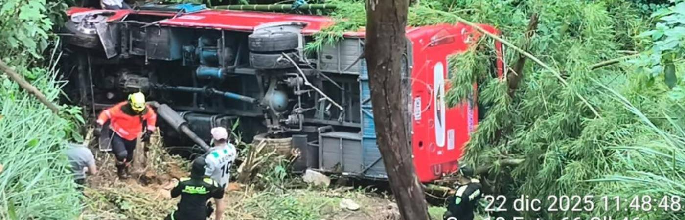 Así quedó el bus volcado en la vía a Santa Elena. FOTO: CORTESÍA ALCALDÍA DE MEDELLÍN