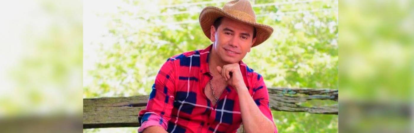 El artista viajó con su esposa, pero desconocía las leyes locales. FOTO: IG @jhonnyrivera