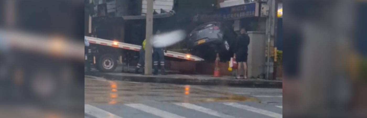 Carro particular terminó estrellado contra un local comercial. FOTO: DENUNCIAS ANTIOQUIA