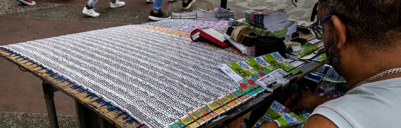 Venta de loterías en el Centro de la ciudad. FOTO: JAIME PÉREZ