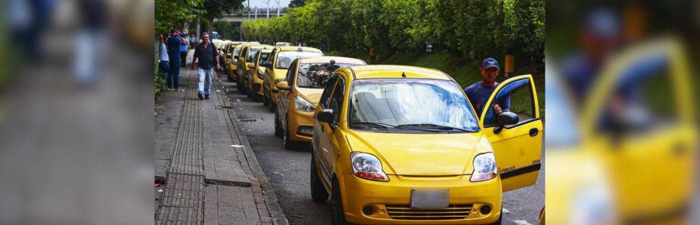 Este es el acopio de El Poblado y los taxistas que aparecen en la imagen no corresponden a los que fueron estafados recientemente. /FOTO: MANUEL SALDARRIAGA