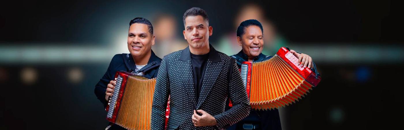 De izquierda a derecha: Samir Vence Romero, el acordeonero; Israel David Romero, el vocalista; y el Pollo Isra, director y acordeonero fundador. CORTESÍA